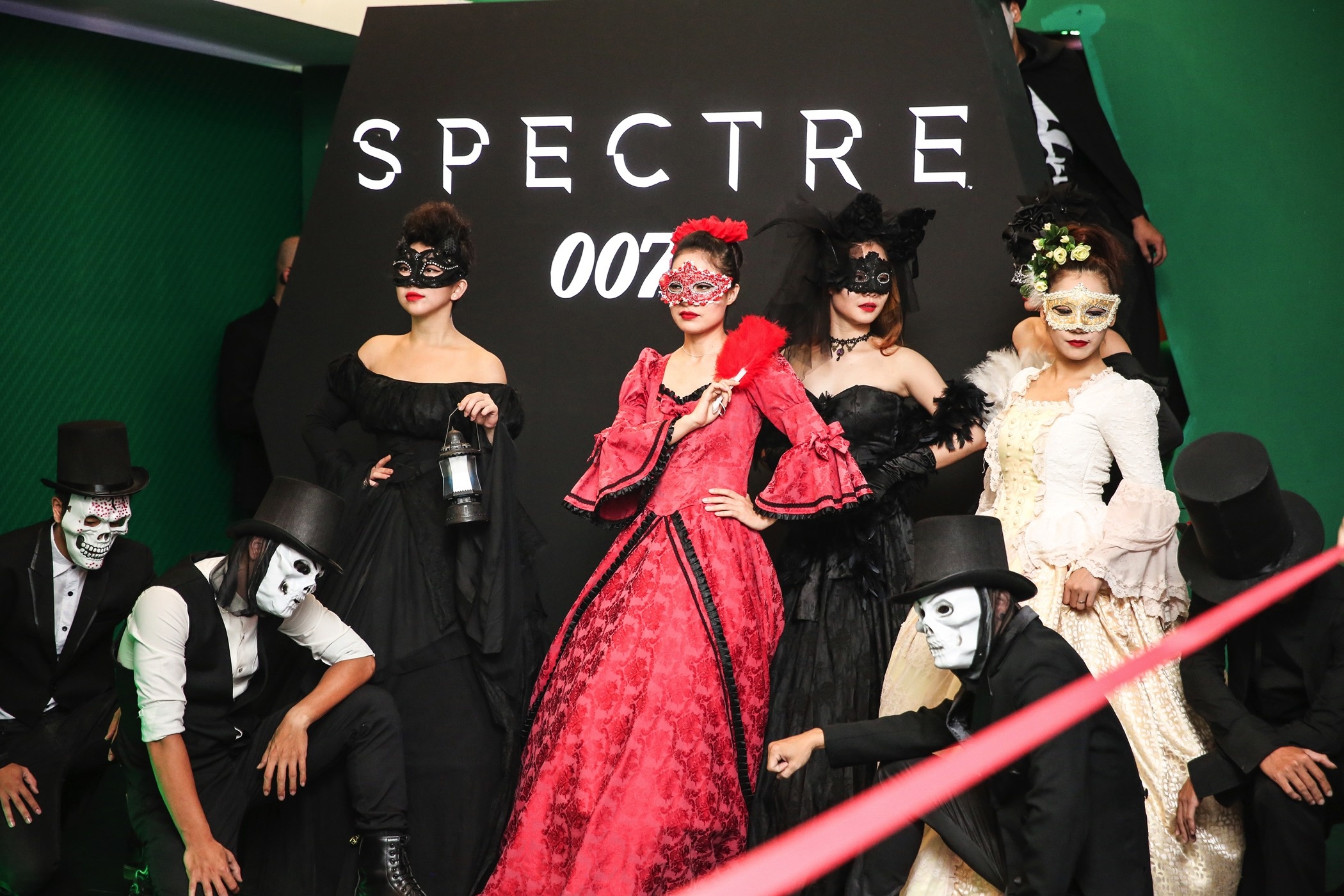 Hang tram ban tre hao hung trai nghiem the gioi James Bond hinh anh