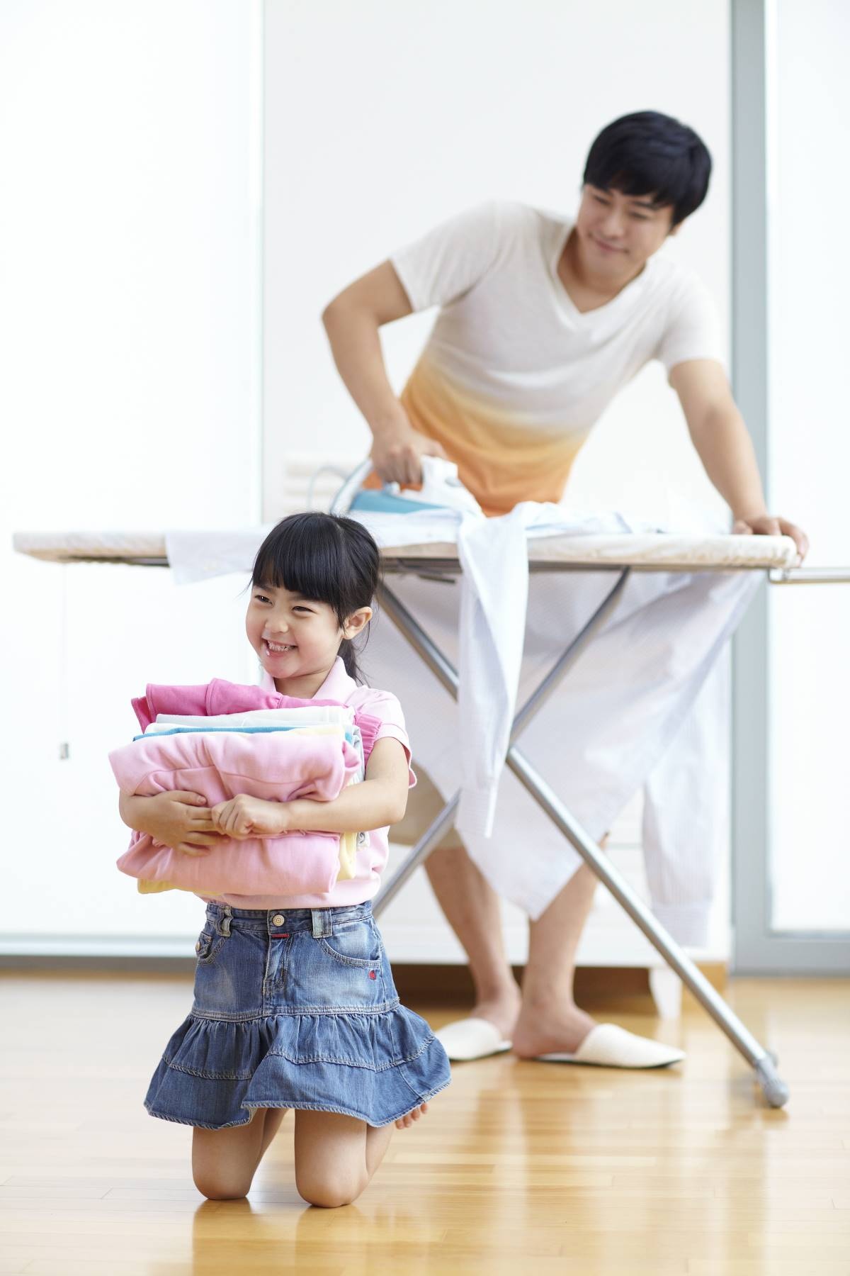 Mỗi người một tay san sẻ việc nhà là bí quyết giữ gìn hạnh phúc gia đình.