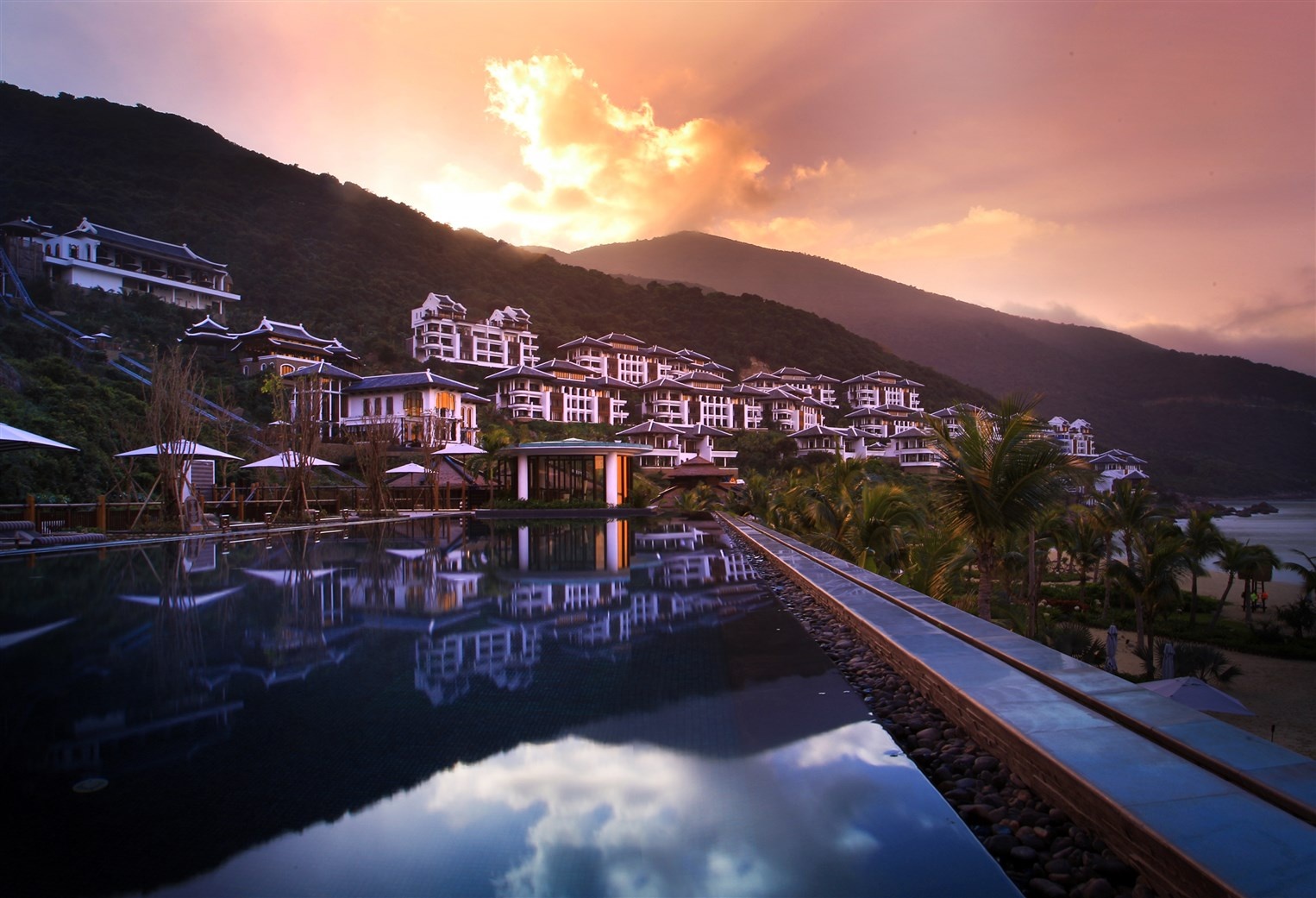 Sau khi đã xuất sắc nhận được số phiếu bầu cao nhất từ 650,000 chuyên gia trong ngành du lịch và các du khách từ khắp nơi trên thế giới để trở thành “Khu nghỉ dưỡng sang trọng nhất Châu Á”. InterContinental Danang Sun Peninsula Resort tiếp tục được đề cử vào hạng mục giải thưởng “Khu nghỉ dưỡng sang trọng bậc nhất thế giới 2015”. Và chắc chắn, vẻ đẹp hoàn mỹ của InterContinental Danang Sun Peninsula. Việt Nam có quyền hy vọng giải “Oscar” của ngành du lịch 2015 tiếp tục xướng tên thiên đường nghỉ dưỡng này.