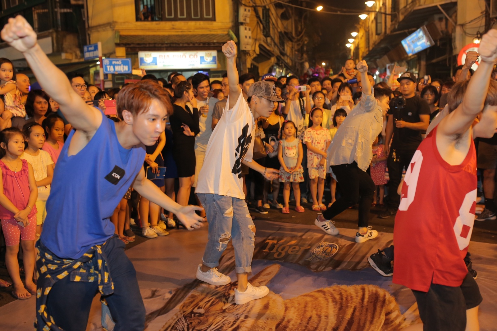 Street dance ngày một phổ biến và được nhiều bạn trẻ yêu thích.