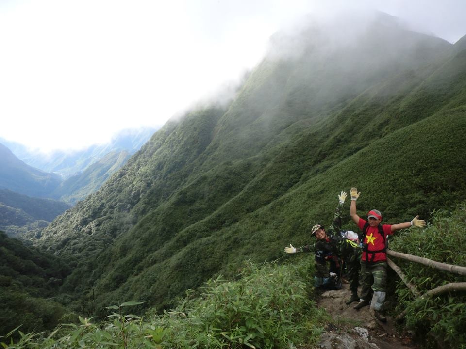 Đường đi thơ mộng với những thảm thực vật hoang sơ, nghe gió vi vu qua rừng trúc, ngắm những thảm hoa thiên nhiên đầy màu sắc