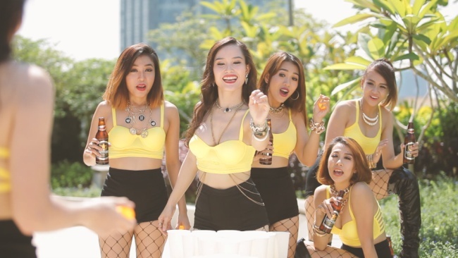 Thử thách Nhanh tay lên đỉnh cũng có thể khiến bạn bất tỉnh vì bị uống phạt nếu không nhanh trí.