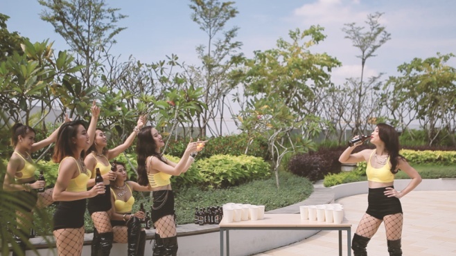 Đây là trò Hái trái cấm trong truyền thuyết khiến bao người quên đường đi, lối về và đành phải gọi Grab Car, hoàn toàn miễn phí nếu bạn sở hữu vé VIP.