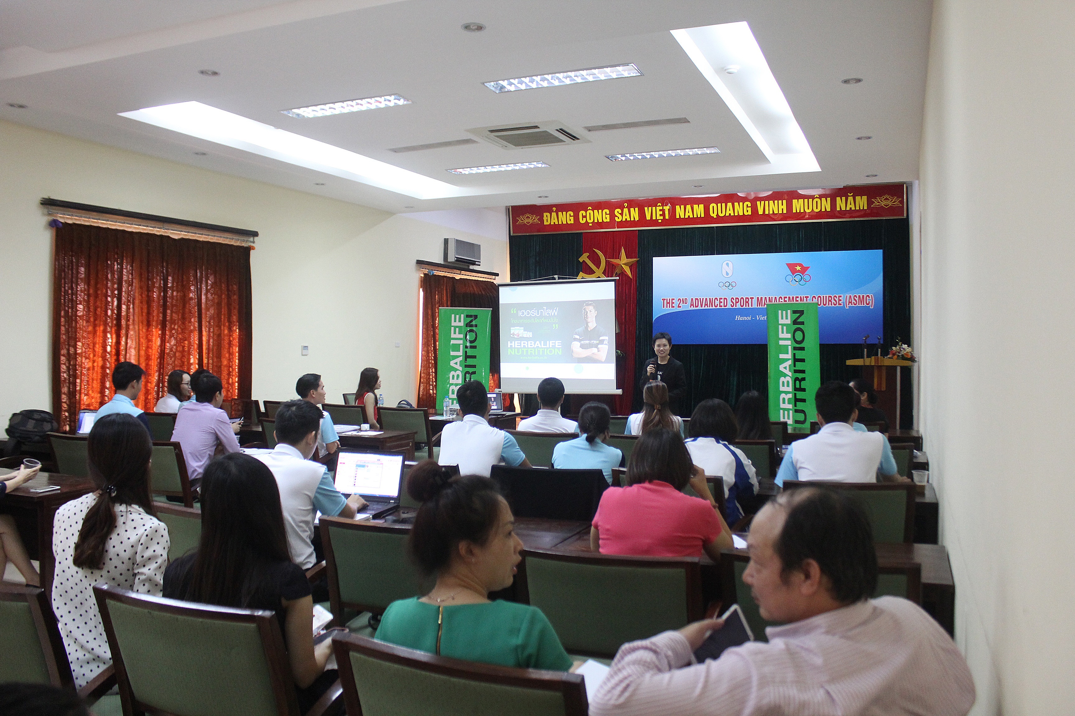 Gần 60 quan chức, lãnh đạo cấp cao của Tổng cục TDTT Việt Nam tham dự buổi tập huấn về dinh dưỡng cho thể thao chuyên nghiệp.