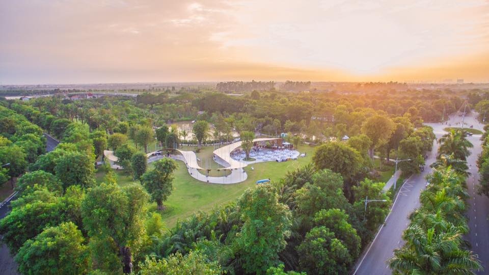 Trung tam tiec ngoai troi bang giay boi dau tien o Ha Noi hinh anh