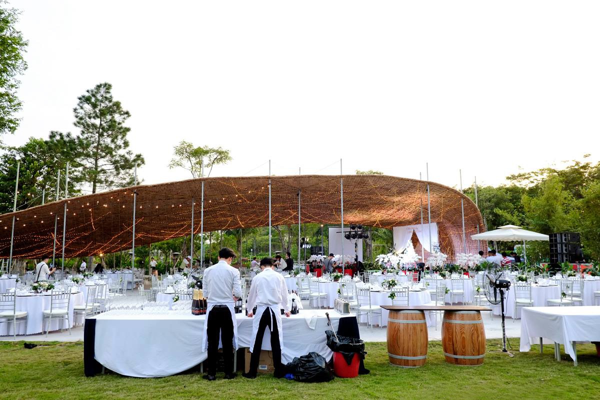 Lớp keo phủ trên bề mặt của phần mái vòm được thực hiện cẩn thận nhằm đảm bảo vững vàng trong mọi điều kiện thời tiết. Đây là lựa chọn tuyệt vời cho những buổi tiệc cưới, liên hoan cuối năm, triển lãm…