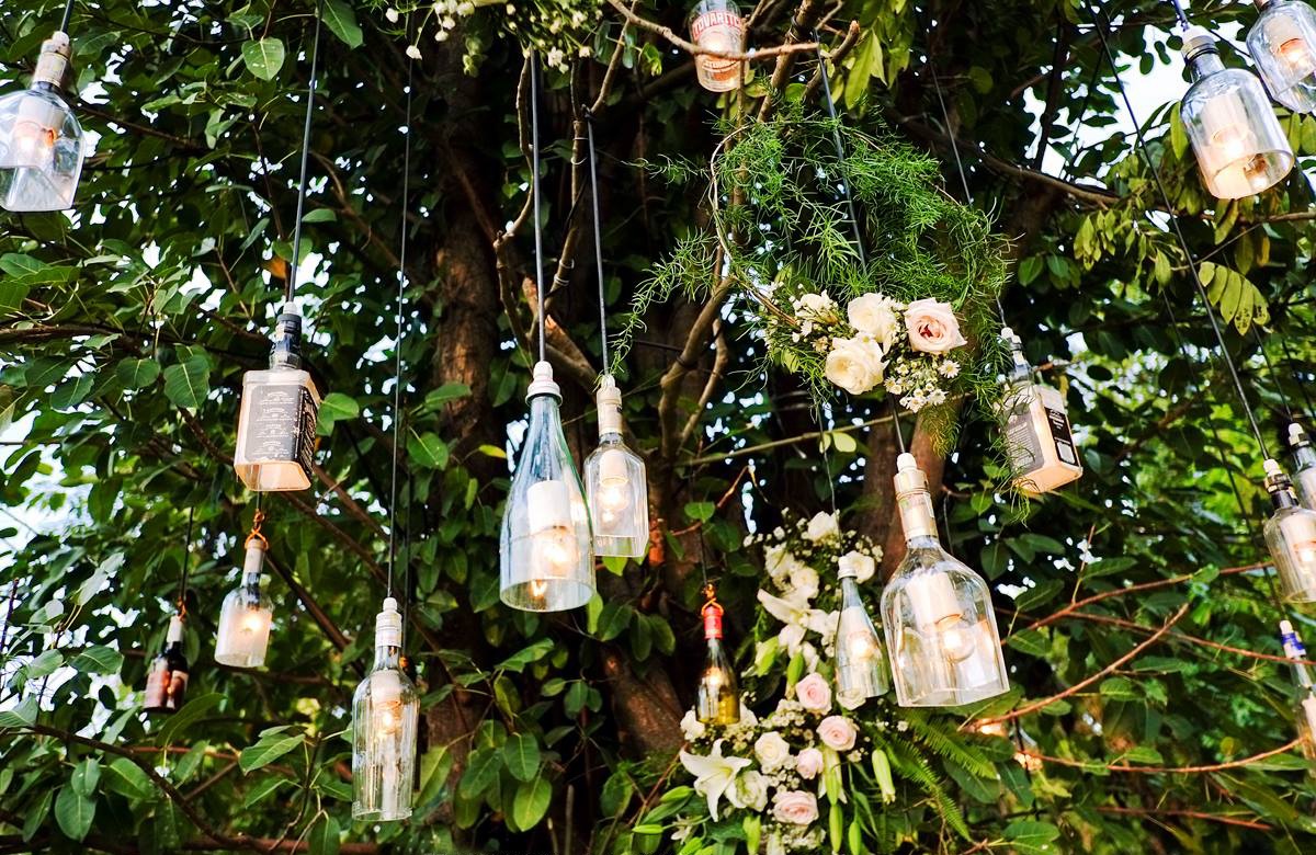 Các tiểu cảnh như cây cổ thụ, khối gỗ, hồ nước được trang trí sáng tạo.