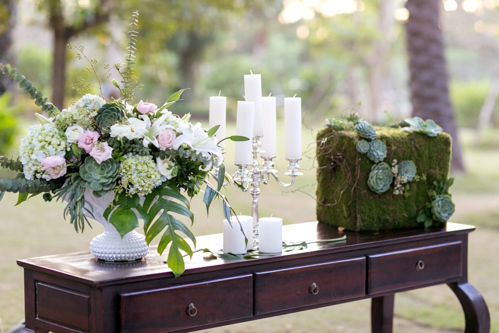  Hoa tươi, nến và những mảng rêu tự nhiên mang đến hơi thở mới trong phong cách trang trí.