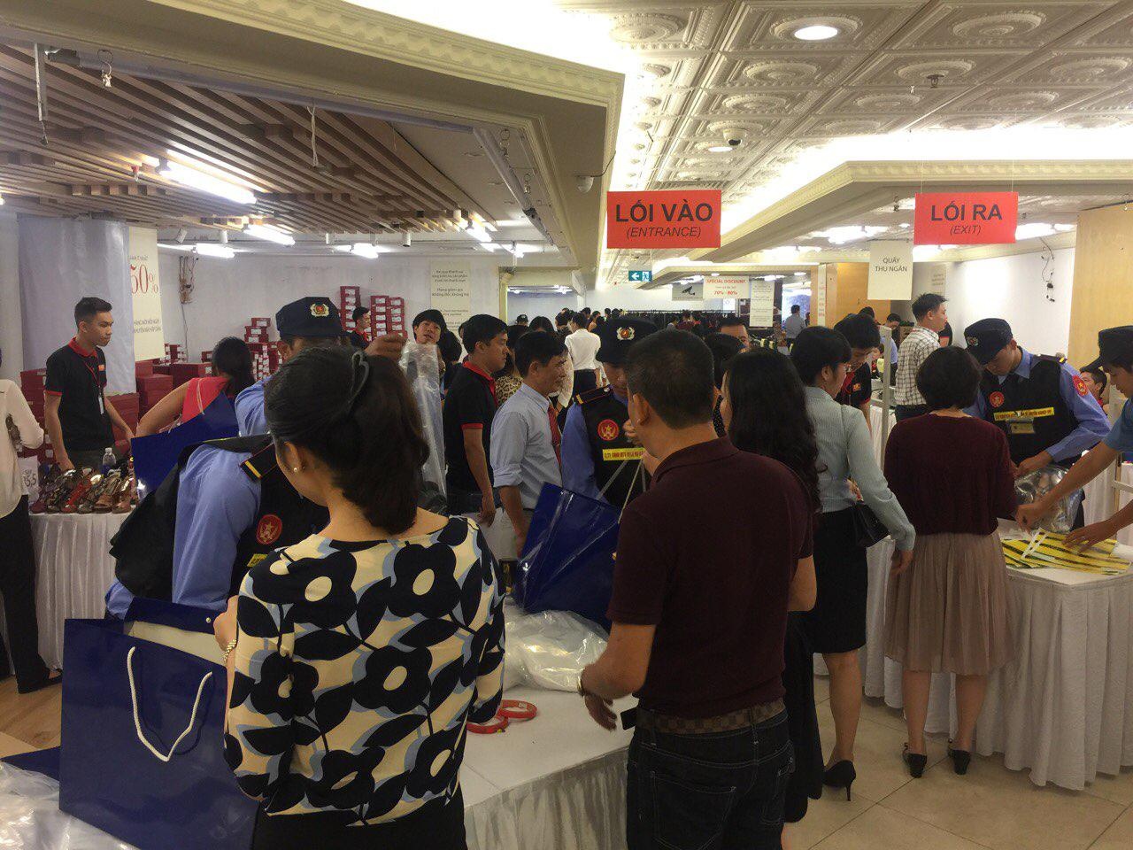 Sáng nay, rất đông khách hàng VIP của công ty DAFC đã có mặt từ sớm để lựa chọn những sản phẩm ưng ý nhất với mức ưu đãi lớn nhất năm, từ 50% trở lên.