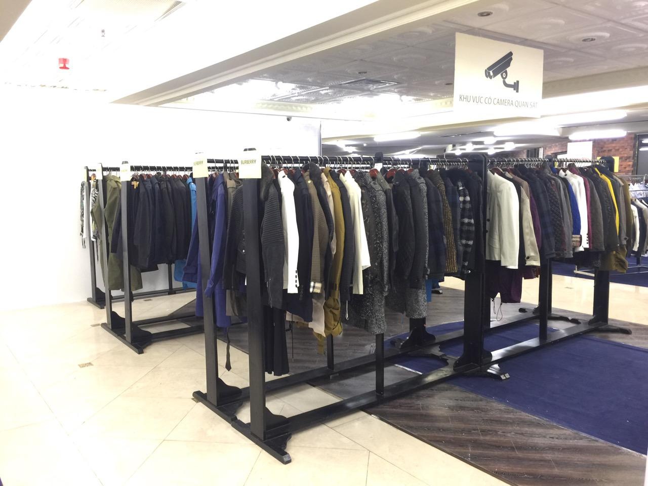 15 thương hiệu thời trang nổi tiếng thế giới như Salvatore Ferragamo, Versace, Burberry, Bally, Tumi, Bulgari (túi xách), Paul & Shark, Just Cavalli, Versace Jeans, quần áo hàng hiệu trẻ em: Young Versace, Burberry Childrenswear, Fendi, Roberto Cavalli, Miss Blumarine, Monnalisa, Simonetta, Moschino, Pinko, Polo Ralph Lauren…