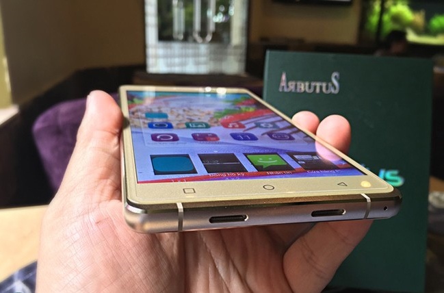 Màn hình của AR6 Plus có thể xem rõ nét ở mọi góc nhìn và cho mức hiển thị đẹp đều