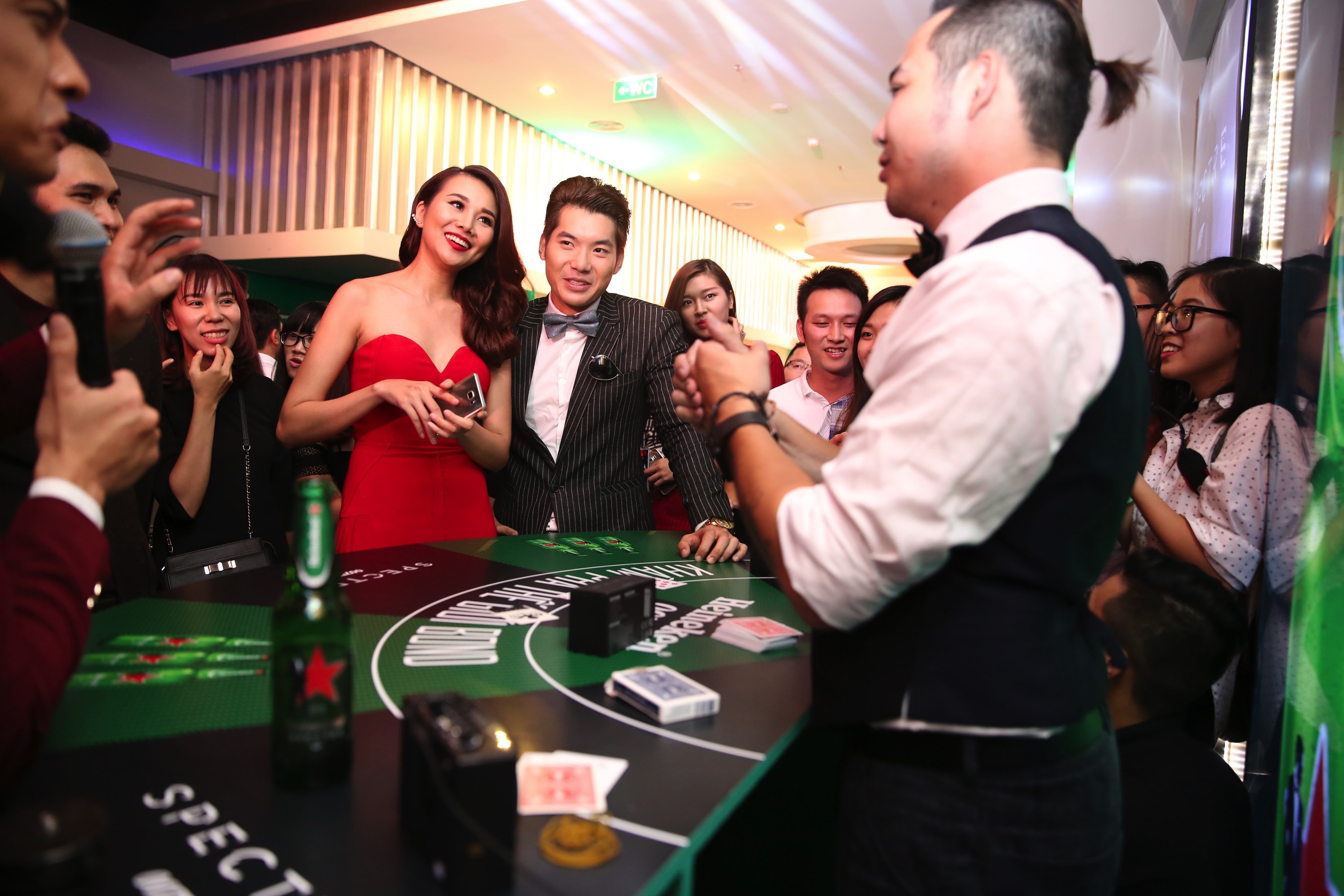 Không chỉ Hà Anh và Diễm My yêu thích hình tượng Bond Girl, siêu mẫu Thanh Hằng cũng từng xuất hiện tại “sòng bạc hoàng gia” trong một sự kiện mới đây.