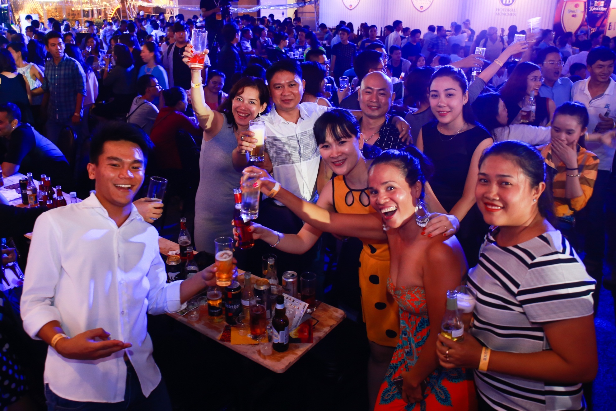 Ngay từ 19h, những người yêu thích bia và muốn tận hưởng không khí lễ hội đã sẵn sàng thưởng thức 55 loại bia thuộc nhiều dòng bia đặc trưng của thế giới và những nhãn bia danh tiếng.