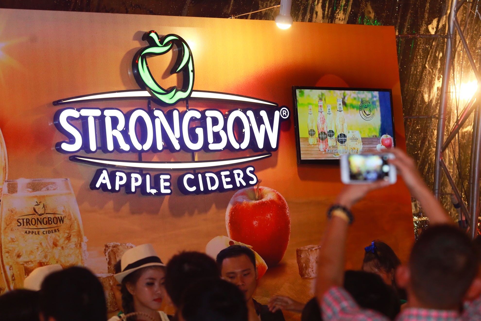 Bên cạnh các vị bia quen thuộc, người tham gia exBEERience Fest còn có dịp nếm thử hàng loạt loại bia mang hương vị độc lạ như bia vị táo, vị thịt xông khói (bacon), tương ớt, mật ong hay chocolate.