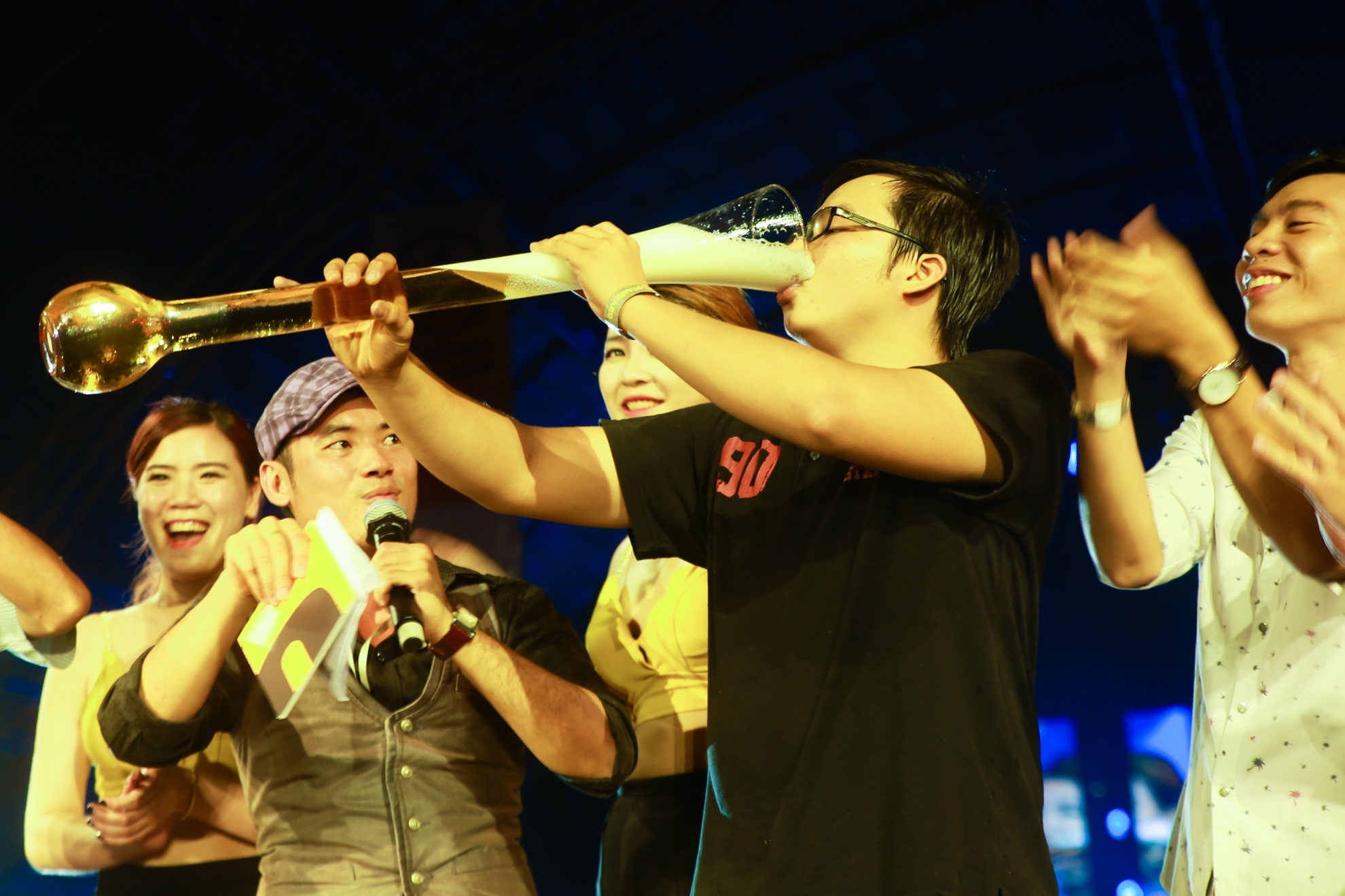 Không chỉ cùng uống, cùng vui; sức nóng của lễ hội exBEERience Fest càng tăng nhiệt hơn khi mọi người hào hứng tham gia vào các trò chơi như thi uống bia tiếp sức, “quẩy” trong khi uống…