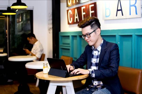 Anh Khang yêu thích bàn phím Bluetooth của Galaxy Tab S2.