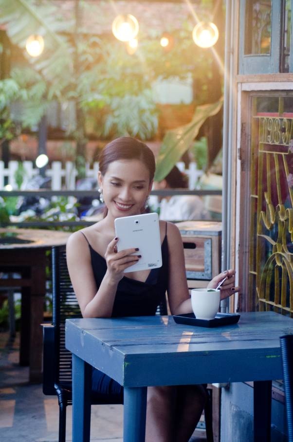 Ái Phương yêu thích camera tiện lợi của Galaxy Tab S2.