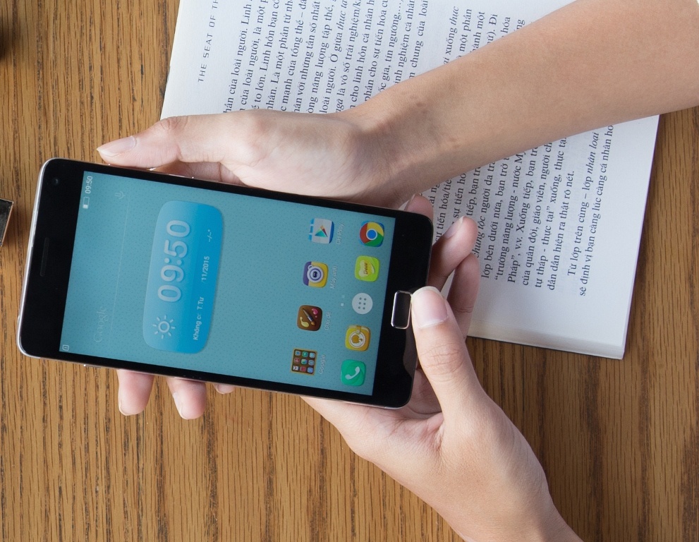 Bo doi smartphone VIBE cau hinh tot, pin ben bi cua Lenovo hinh anh