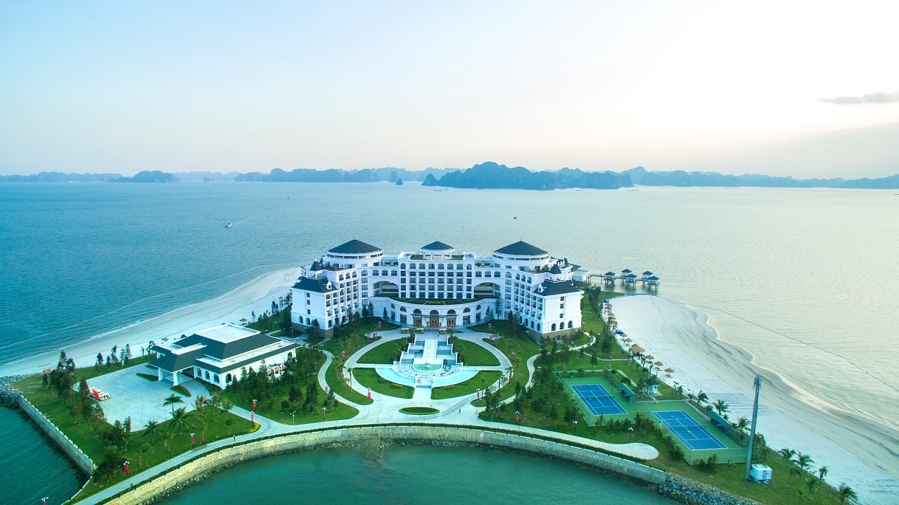 Ve trang le cua khu nghi duong Vinpearl Ha Long Bay Resort hinh anh