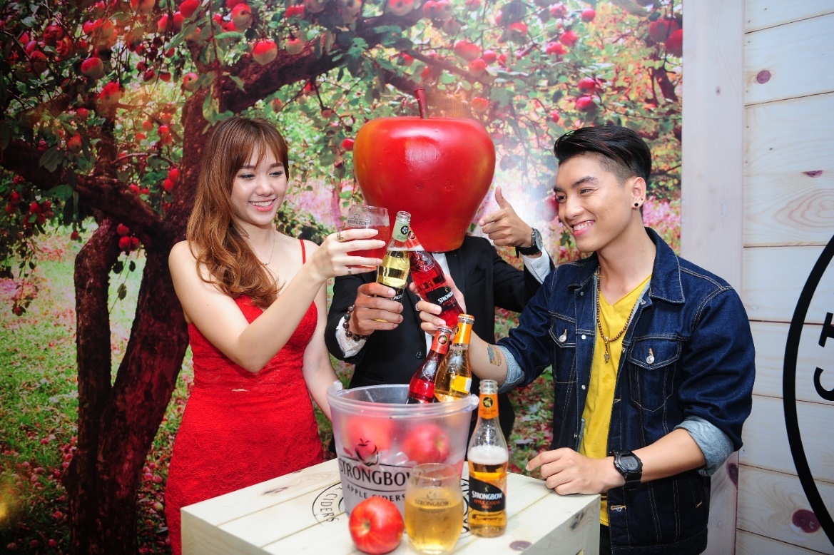 Chiều 12/11, Hari Won và Ngọc Trai cùng nhau tham gia sự kiện ra mắt “Strongbow Cider - Chất men mới từ táo” tổ chức tại Gem Center (TP HCM).