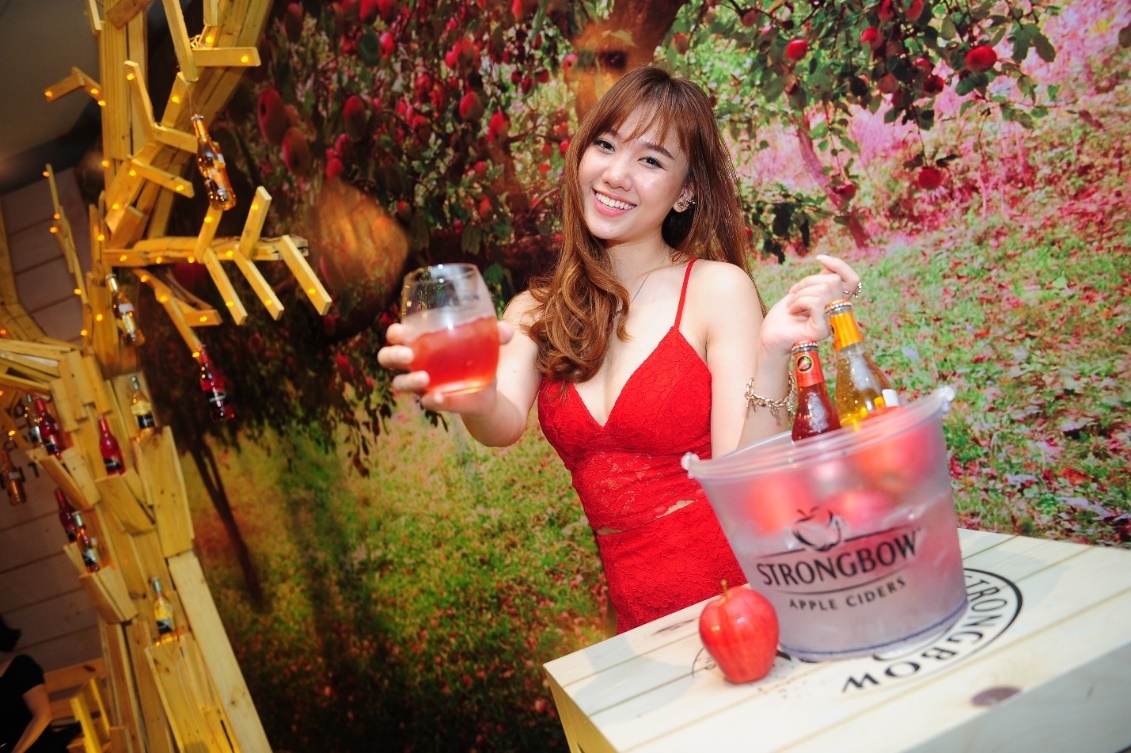 Hari Won hào hứng thử 4 hương vị táo, mật ong, dâu đỏ, hoa Elders và không quên tạo dáng chụp ảnh khi thưởng thức.