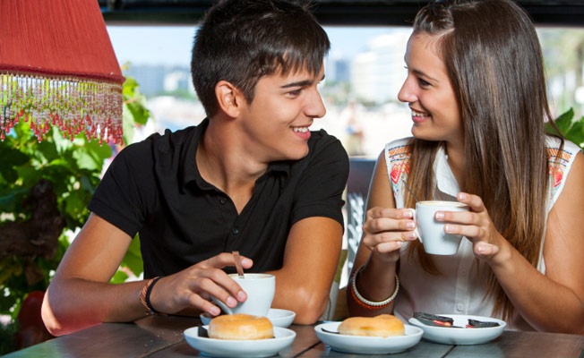 Những câu chuyện vui giúp mối quan hệ bắt đầu nhẹ nhàng và thuận lợi.