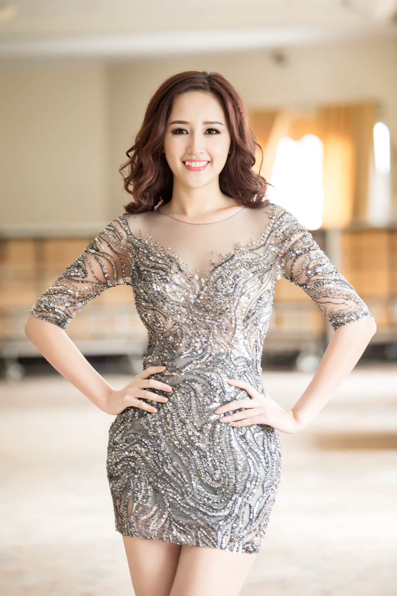 Chiếc váy ngắn của nhà thiết kế Hoàng Hải giúp Mai Phương Thúy khoe trọn đường cong cơ thể. Họa tiết hoa văn cầu kỳ tăng thêm nét sang trọng của người đẹp gốc Hà thành.