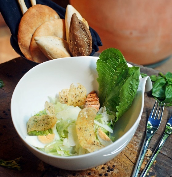 Món salad Moo Beef Steak thanh mát khởi đầu bữa tiệc.