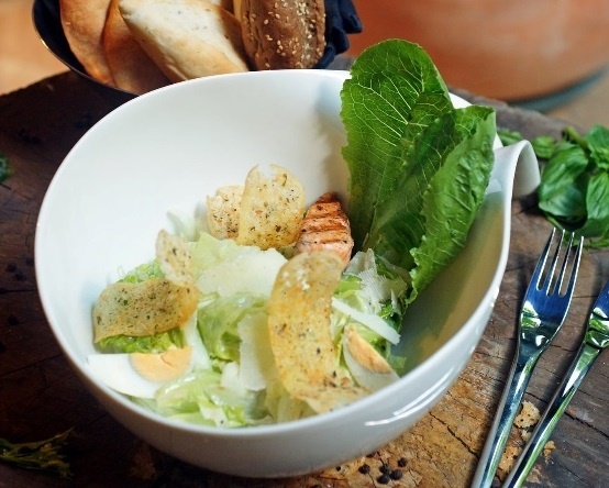 Thay doi thuc don voi salad Moo Beef Steak thanh mat hinh anh