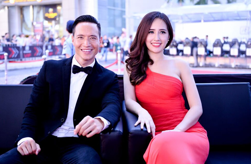 Mới đây, cô diện váy đỏ nổi bật và sánh bước cùng Kim Lý xuất hiện tại “Đại tiệc giữa không trung” độc đáo, đẳng cấp quốc tế.