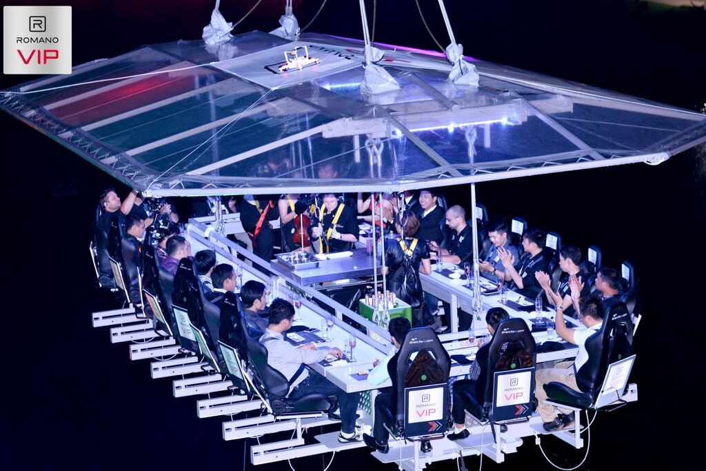 “Thật là một cảm giác tuyệt vời chưa từng có, nào là gió mát, cảnh hồ Bán Nguyệt về đêm lung linh đèn màu, thức ăn ngon, âm nhạc du dương… Tất cả cho Thúy một trải nghiệm sang trọng và đẳng cấp VIP”, Mai Phương Thúy chia sẻ sau một giờ dự tiệc giữa không trung.