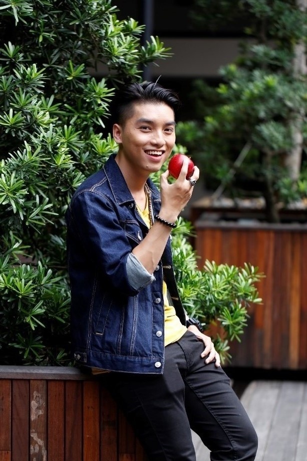 Trong khi Hari Won gợi cảm, Ngọc Trai cũng đến tham dự sự kiện với phong cách khỏe khoắn, phóng khoáng với áo thun, quần jeans và áo khoác jeans.