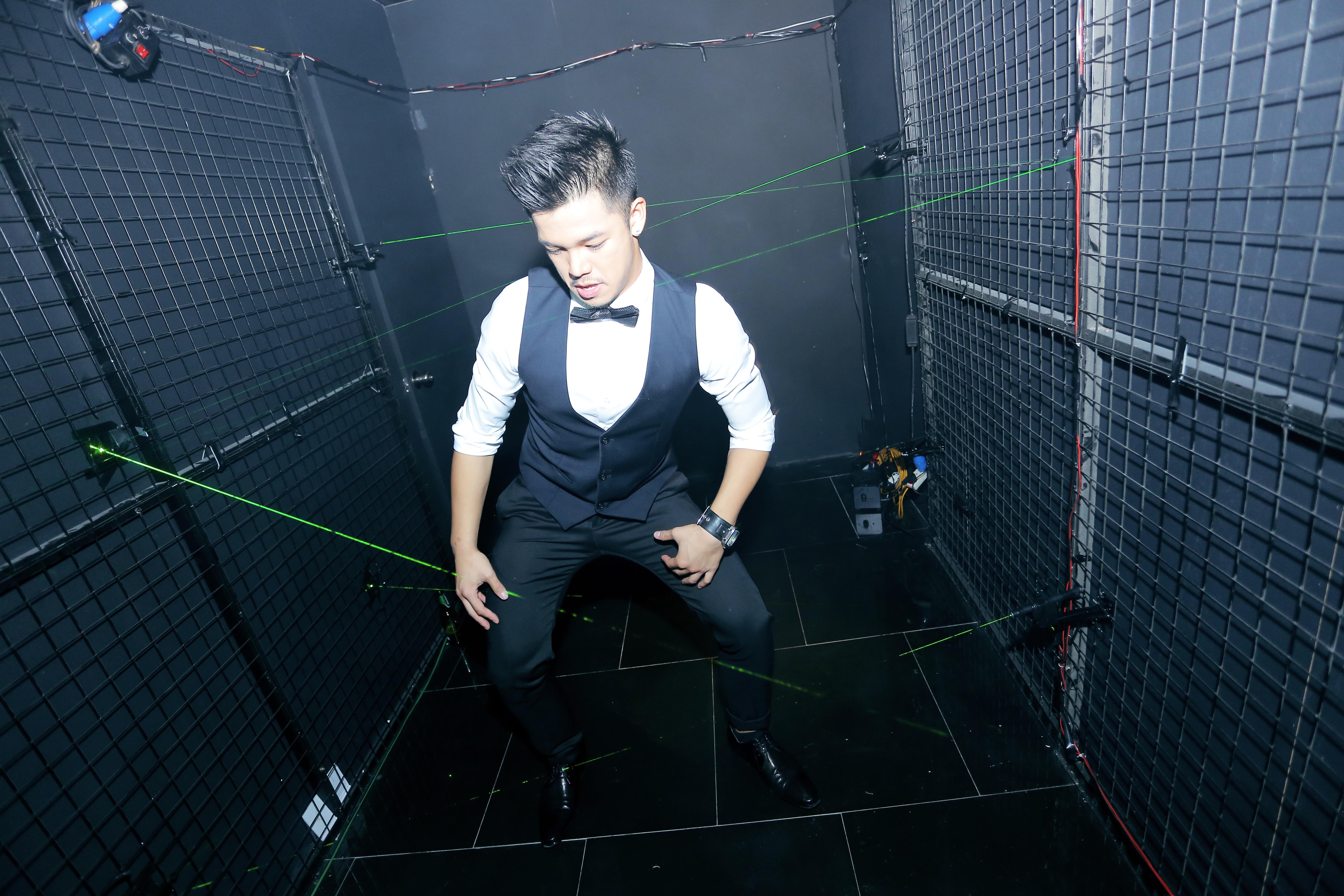 Trọng Hiếu Idol thử sức cùng căn hầm laser.