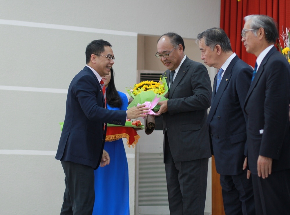 GS.TSKH Hồ Đắc Lộc, Hiệu trưởng HUTECH tặng hoa cho các doanh nghiệp Nhật Bản