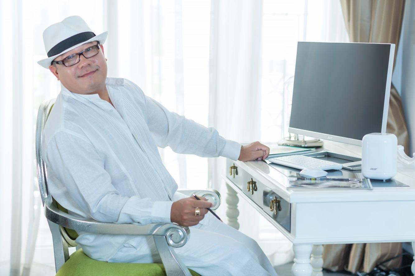 Khai Silk: Su dung hoa giua mot doanh nhan va chat nghe si hinh anh