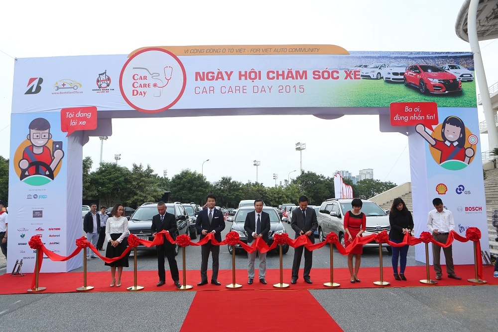 Ban tổ chức Bridgestone va Bệnh Viện Oto cùng các nhà tài trợ Shell, GS, 3M, Bosch, BMW cùng cắt băng khai trương ngày hội chăm sóc xe 2015