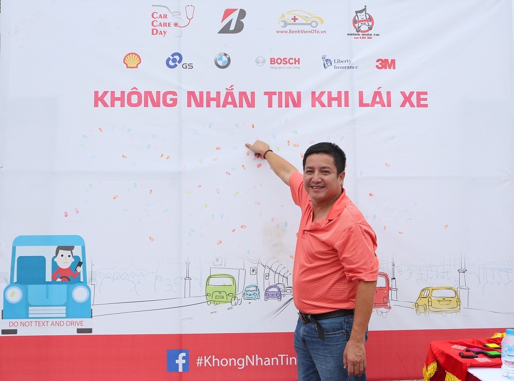 Ảnh 3: Khách mời của chương trình nghệ sỹ Chí Trung rất tích cực kêu gọi người tham gia giao thông không nhắn tin khi lái xe