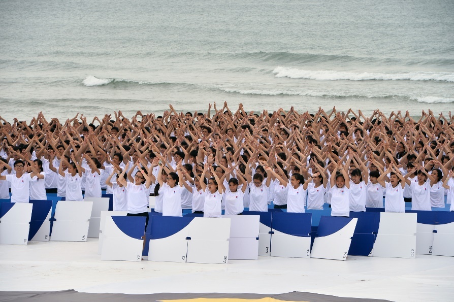 700 bạn trẻ có mặt tại bãi biển Non Nước, Đà Nẵng trong buổi ghi hình ngày 21/7/2015.