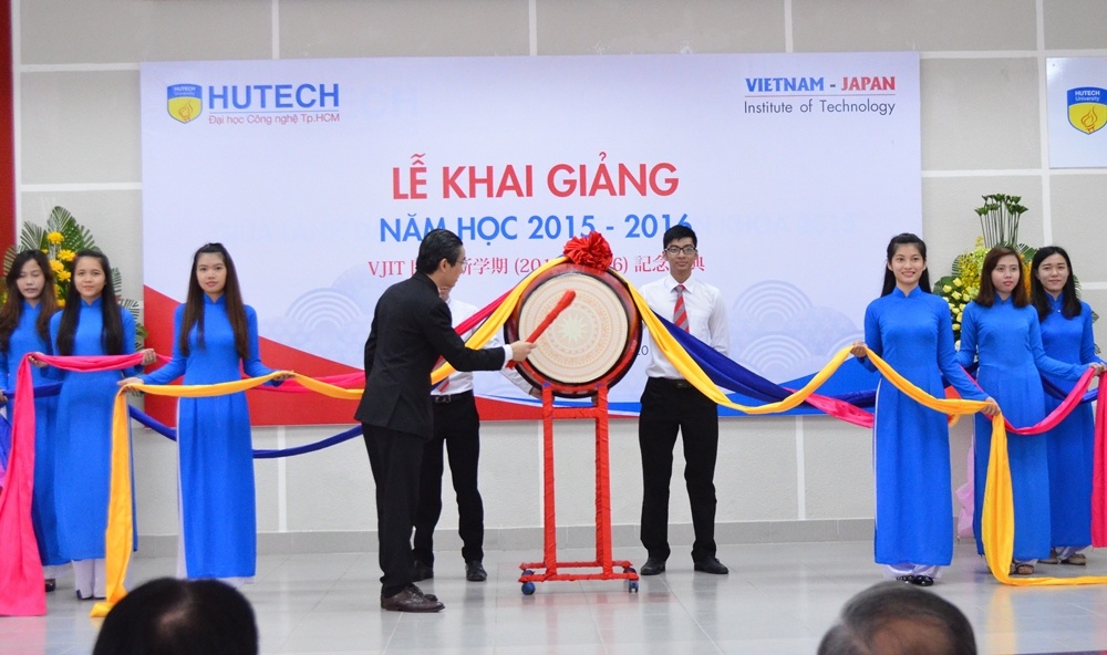 TS. Nguyễn Xuân Hoàng Việt, Phó Hiệu trưởng HUTECH, Viện trưởng Viện công nghệ Việt - Nhật đánh trống khai giảng năm học 2015 - 2016.