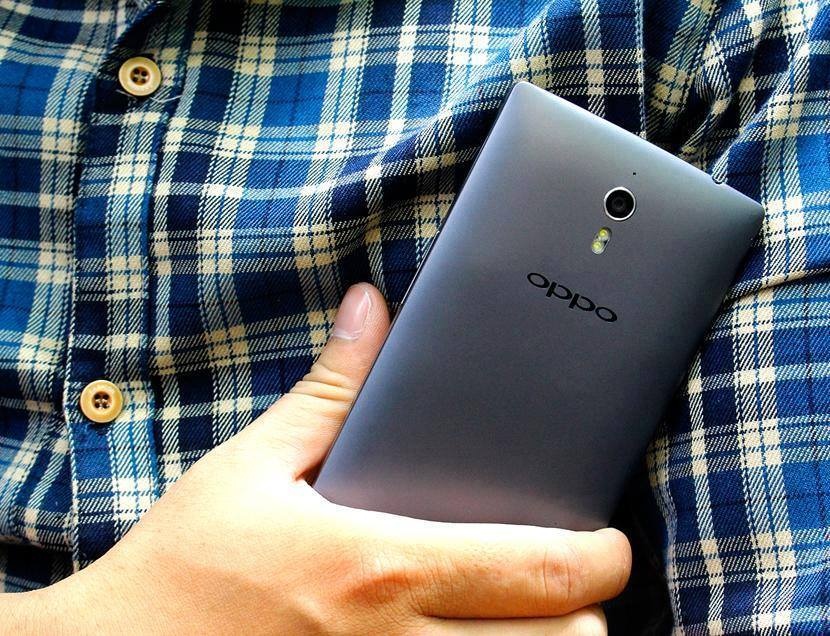 OPPO Find 7A giam gia 50% con 5 trieu dong hut khach hinh anh