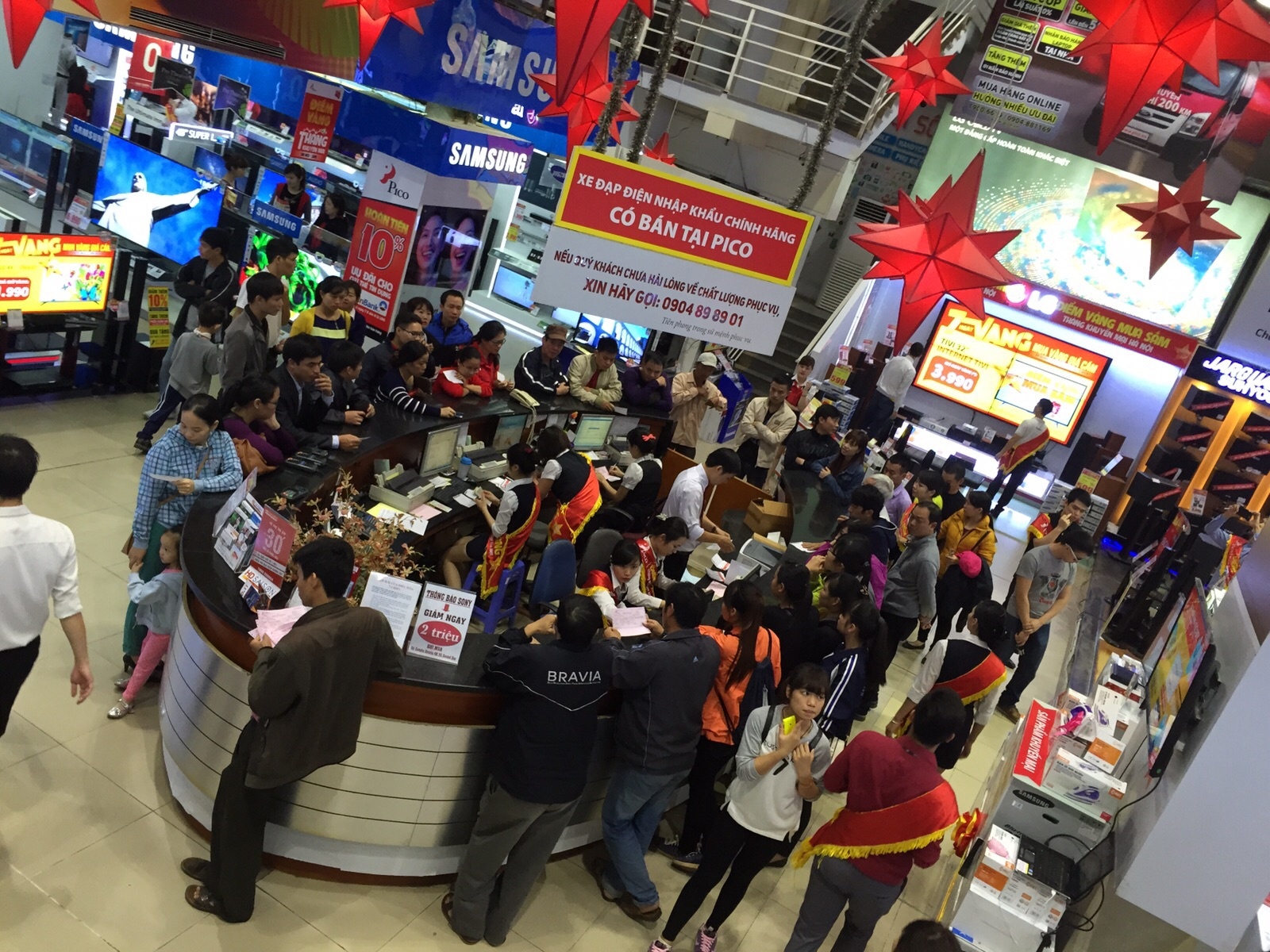 Suc hut cua 2 ngay vang khuyen mai hinh anh