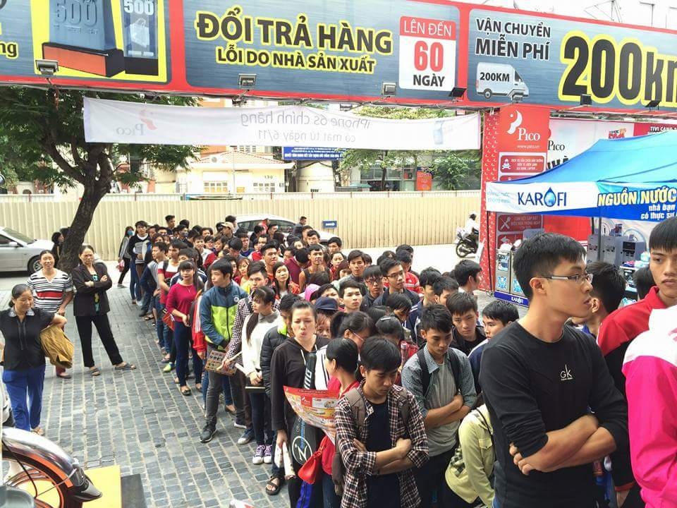 Khách hàng háo hức xếp hàng mua sắm từ cửa điểm vàng Siêu thị Pico 173 Xuân Thủy