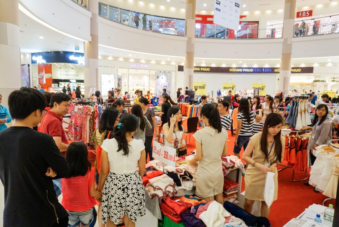 Khu vực quần áo thu hút rất nhiều khách hàng do mức ưu đãi bất ngờ tại AEON MALL.