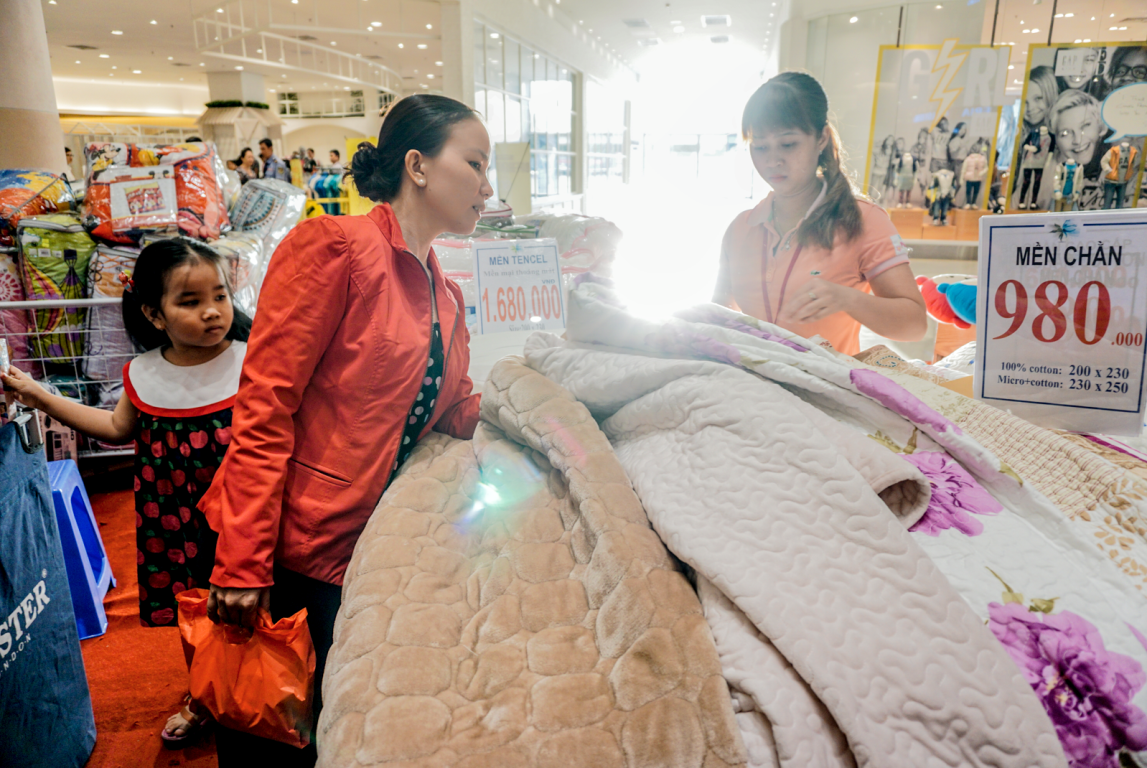 Mặt hàng chăn ga gối nệm cũng thu hút không kém.