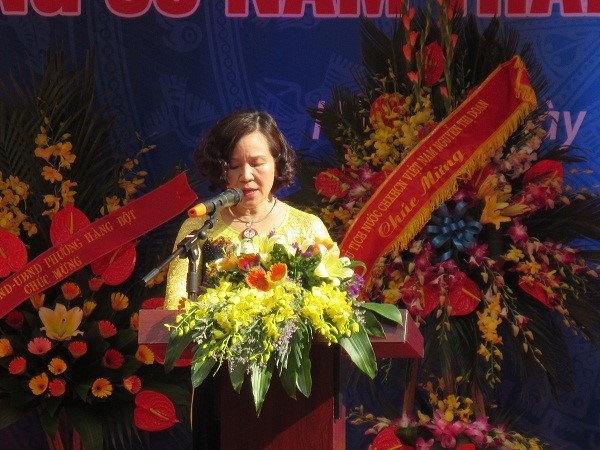 Cô hiệu trưởng xúc động đọc diễn văn nhân ngày kỉ niệm 55 năm thành lập trường
