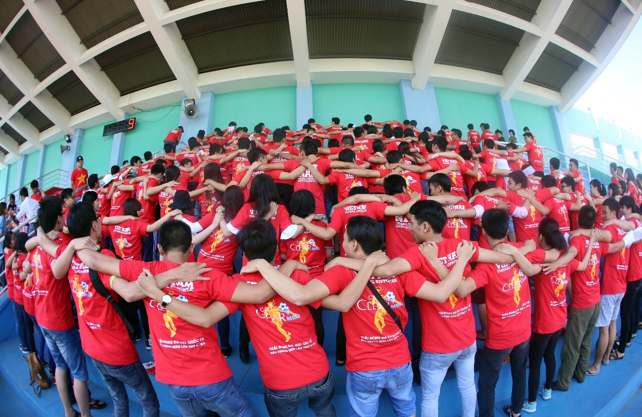 Người hâm mộ mặc đồng phục cờ đỏ sao vàng tiếp lửa cho các cầu thủ Việt.