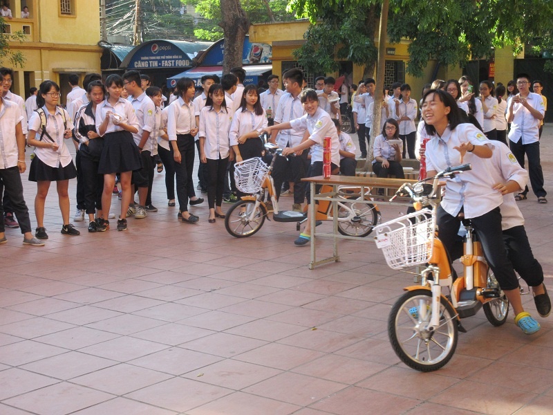 AIMA cung hoc sinh THPT chao mung ngay nha giao Viet Nam hinh anh