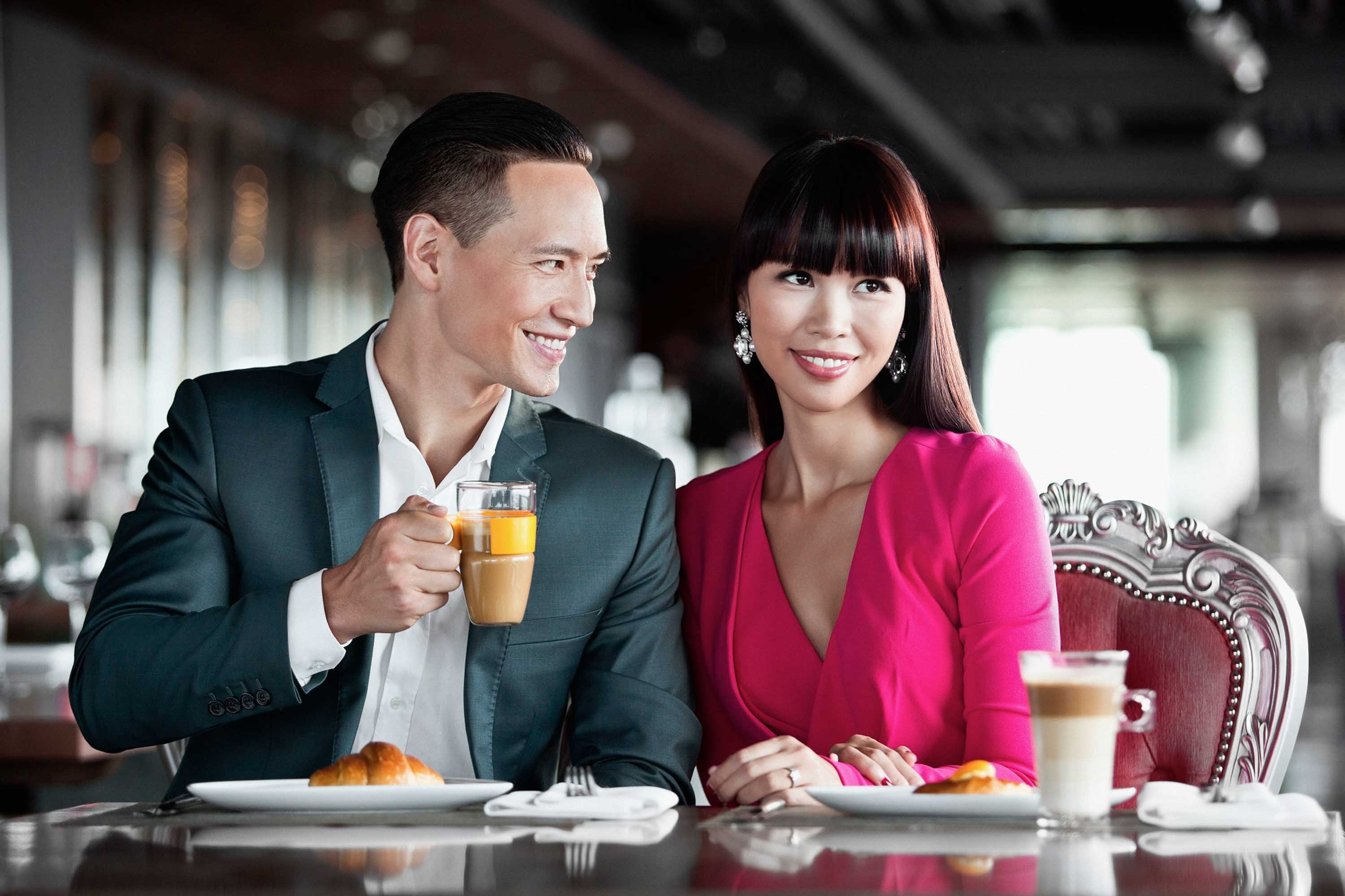 Ha Anh, Kim Ly than thiet trong quan ca phe hinh anh