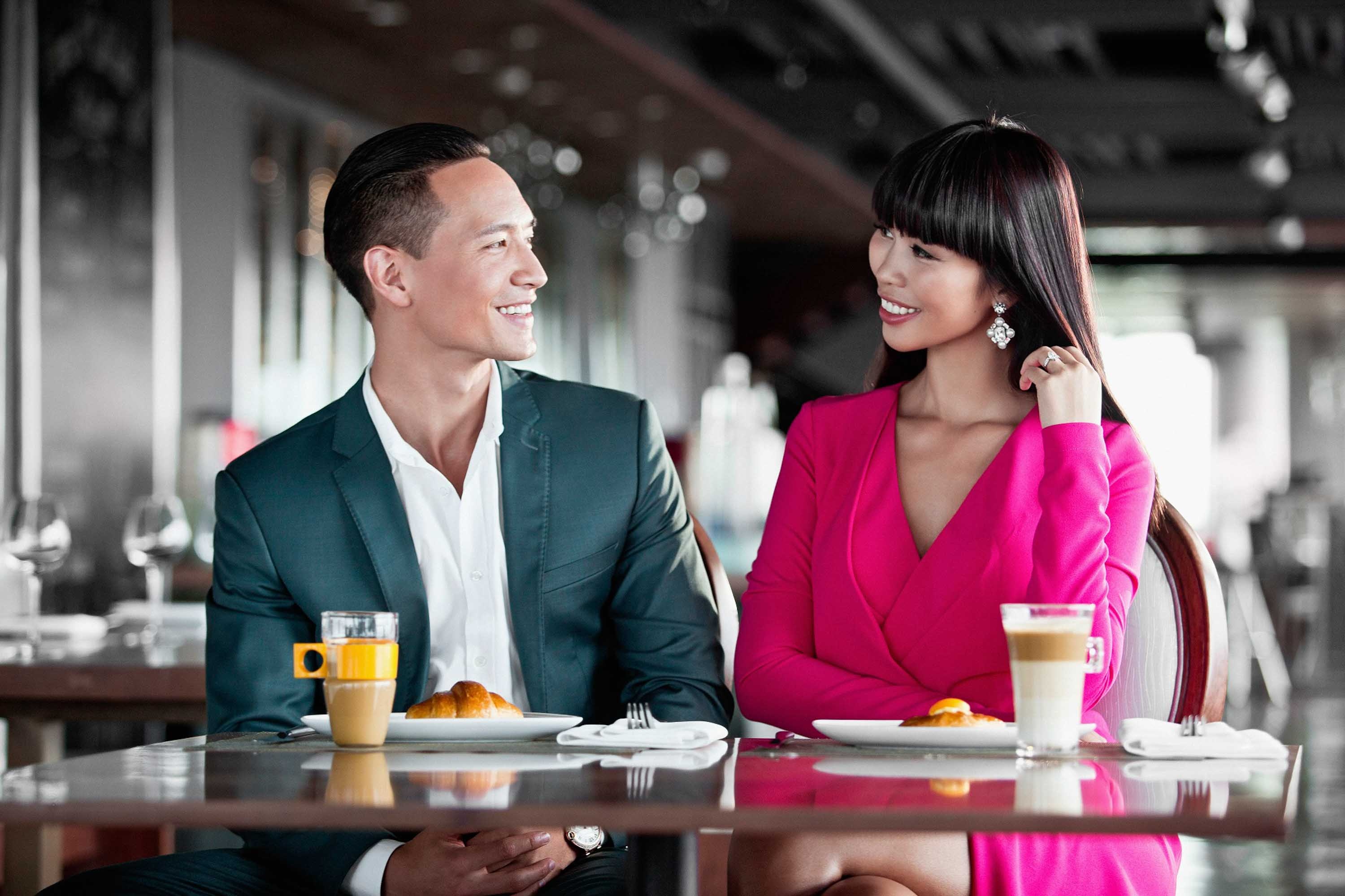 Trong khi đó, Kim Lý chọn cho mình bộ vest xám lịch lãm đầy nam tính. Dù từng xuất hiện cùng nhau trong nhiều sự kiện trước đây nhưng cả hai vẫn có rất ít cơ hội gặp gỡ riêng. Buổi gặp gỡ của cặp đôi nam thanh – nữ tú diễn ra trên tầng cao của một tòa cao ốc, Hà Anh không giấu được vẻ ngạc nhiên về nam diễn viên điển trai. Cô chia sẻ: “Tôi không khỏi ngạc nhiên về sự tinh tế và quyết đoán mà người đàn ông này mang lại. Anh mời tôi ly Chococino nồng nàn và ngọt ngào được pha chế tích tắc sau lời chào lịch thiệp và cứ thế, cuộc trò chuyện của những người nghệ sĩ kéo dài vô tận”