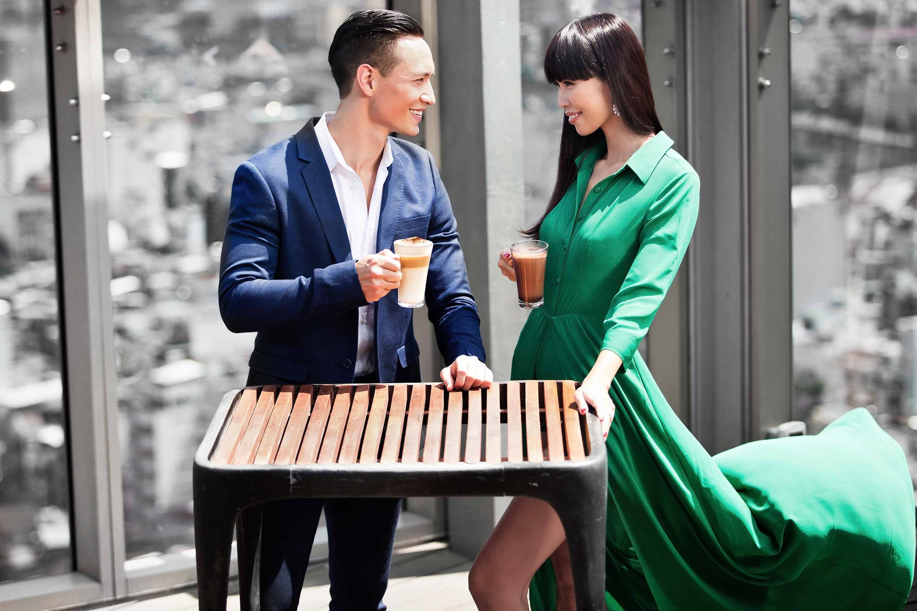 Kim Lý là nam diễn viên được biết đến qua vai diễn trong bộ phim Hương Ga. Vẻ nam tính, điển trai cùng lối diễn xuất tự nhiên của anh chiếm được trái tim của nhiều fan nữ yêu điện ảnh. Hà Anh lại là nữ siêu mẫu sở hữ ngoại hình nóng bỏng cùng những thành tích đáng nể trên sàn catwalk. Chính vì thế sự kết hợp của cặp đôi trong bộ ảnh này đã mang đến nhiều sự bất ngờ cho người hâm mộ của cả hai. 